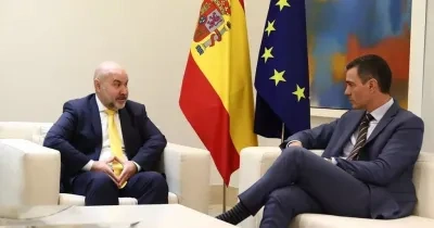 Luis Cayo hablando con Pedro Sanchez