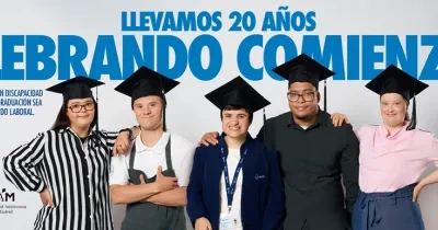 Cinco personas posan juntas frente a un fondo claro vistiendo birretes de graduación. En la parte superior aparece un texto grande en azul: “LLEVAMOS 20 AÑOS CELEBRANDO COMIENZOS”. A la izquierda se lee: “Formamos a personas con discapacidad intelectual para que la graduación sea su primer paso en el mundo laboral”, junto a los logos de Fundación Prodis y la Universidad Autónoma de Madrid. A la derecha hay un código QR con el texto “Ayúdanos a crear más oportunidades”.