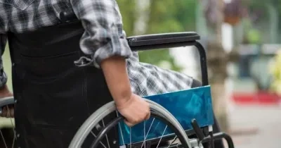 persona usando una silla de ruedas en la calle
