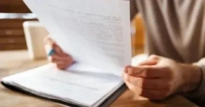 Una persona trabajando en una oficina y repasando unos documentos (Fuente: Feder)