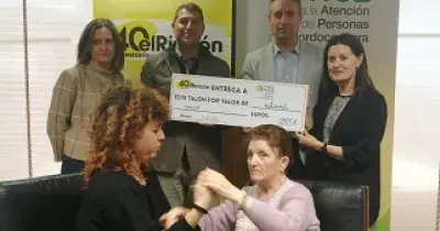 Momento de la entrega de la donación a la Fundación Once para la Atención de Personas con Sordoceguera (Foaps)