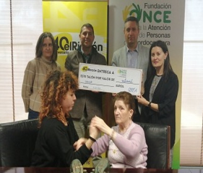 Momento de la entrega de la donación a la Fundación Once para la Atención de Personas con Sordoceguera (Foaps)