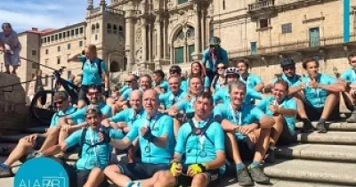 Foto de familia en la Plaza del Obradoiro de Santiago de Compostela, con algunos de los ciclistas participantes en la prueba de la Pilgrim Race