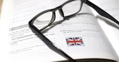 Un libro de aprendizaje de inglés con ejercicios y unas gafas encima