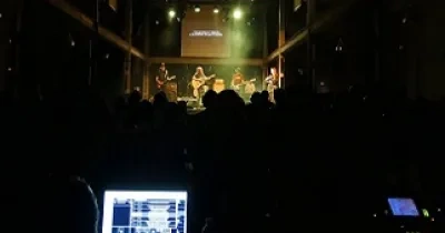 Actuación de José Carreño Banda, con subtitulado e intérprete LSE, en el Festival Predifest (Fuente: Predif)