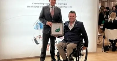 Momento de la entrega del galardón de Predif a la labor de Viajes El Corte Inglés en materia de turismo accesible (Fuente: TUR4all)