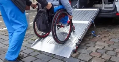 Una persona en silla de ruedas utilizando el servicio de Eurotaxi (Fuente: Predif)