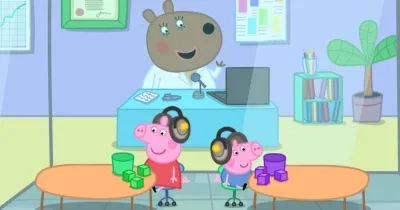 durante los dibujos George Pig haciendose una audiometría