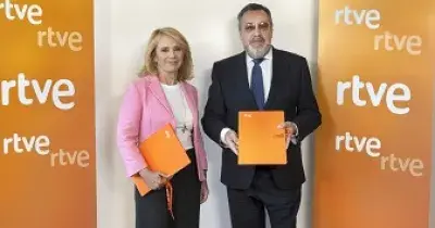 Elena Sánchez y Miguel Carballeda, tras firmar el acuerdo (Fuente: RTVE)