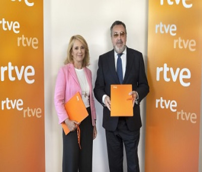 Elena Sánchez y Miguel Carballeda, tras firmar el acuerdo (Fuente: RTVE)