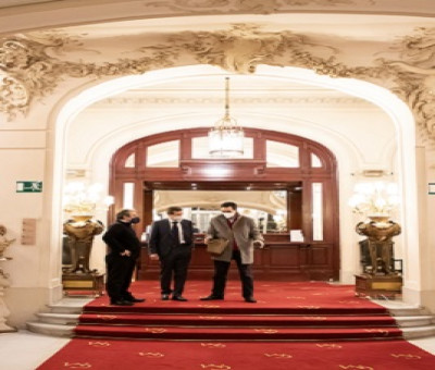 Foto en la que se ve a técnicos evaluando posibles mejoras en la entrada del Real Casino de Madrid