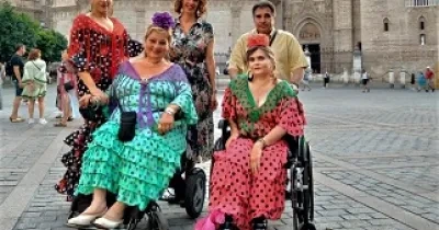 Helena y Luisa junto a la Catedral de Sevilla y con sus acompañantes (Fuente: Foto cedida por las propias Helena y Luisa a Servimedia)