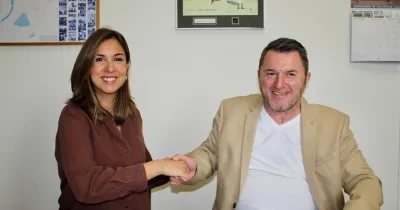 Firma del acuerdo entre ambos directivos en un despacho 