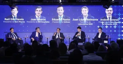 Panel de expertos durante el I Summit ‘Expertos en Salud’ de la Fundación Cofares, dedicado a la salud mental y el acompañamiento emocional desde la farmacia, celebrado en Madrid ante un auditorio repleto de asistentes.