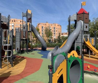 Zona infantil de Sanchinarro, con nuevas zonas de juego donde se ha dado mucha importancia a la accesbilidad (Fuente: Ayuntamiento de Madrid)