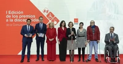 Ayuso, junto a los galardonados en el I Premio a la Discapacidad de la Comunidad de Madrid (Fuente: Jorge Villa/Servimedia)