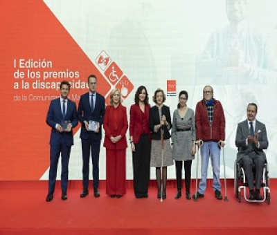 Ayuso, junto a los galardonados en el I Premio a la Discapacidad de la Comunidad de Madrid (Fuente: Jorge Villa/Servimedia)
