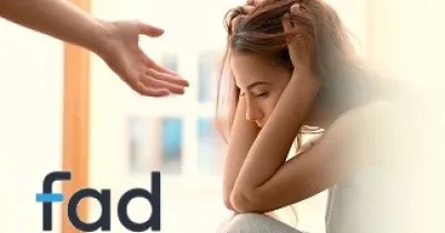 Una persona jóven con problemas de salud mental junto a una mano que ofrece ayuda (Fuente: Fad Juventud)