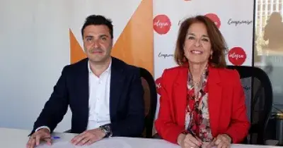 Fernando García, CEO de SunMedia y Ana Botella, Presidenta Ejecutiva de Fundación Integra firmando este convenio de colaboración (Fuente: Fundación Integra)