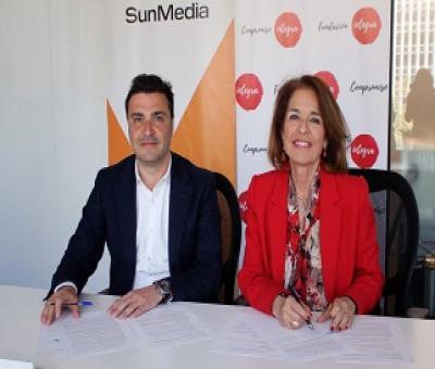 Fernando García, CEO de SunMedia y Ana Botella, Presidenta Ejecutiva de Fundación Integra firmando este convenio de colaboración (Fuente: Fundación Integra)