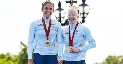 Susana Rodríguez y su guía en el podium de París 2024 recibiendo su medalla de oro