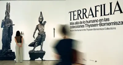 exposición terrafilia en el museo con gente visionandola