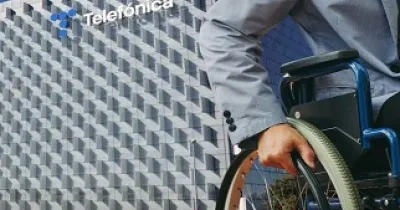 Un usuario en silla de ruedas junto a la sede de Telefónica (Fuente: UGT)