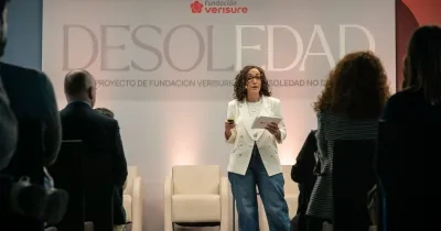 Persona interviene durante la presentación del informe Desoledad de Fundación Verisure ante una audiencia sentada. Al fondo se observa el logotipo de la fundación y el nombre del proyecto en un escenario con varias butacas.