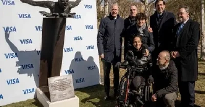 Teresa Perales y otros asistentes a la inauguración de su escultura en Zaragoza (Fuente: CPE)
