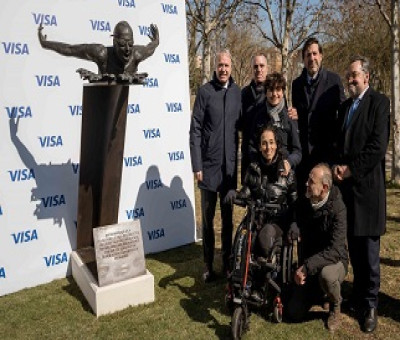 Teresa Perales y otros asistentes a la inauguración de su escultura en Zaragoza (Fuente: CPE)