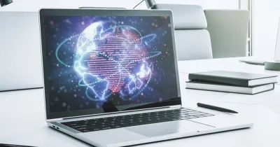 un portatil en un escritorio con la pantalal encendida con una imagen de una inteligenicia artificial