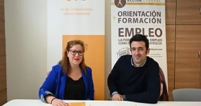 Momento de la firma del convenio entre Acción Laboral y UNEI, con sus representantes Pilar del Río y Rafael Cía