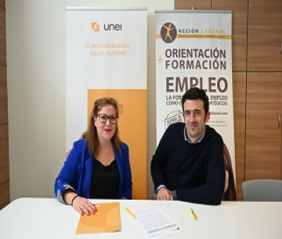 Momento de la firma del convenio entre Acción Laboral y UNEI, con sus representantes Pilar del Río y Rafael Cía