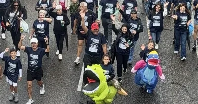 Personas caminando con la camiseta conmemorativa de la carrera