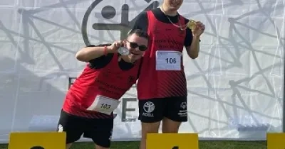 Un momento de la entrega de medallas a dos de los participantes en el XXXI Campeonato de Cataluña de Atletismo de la Federación ACELL