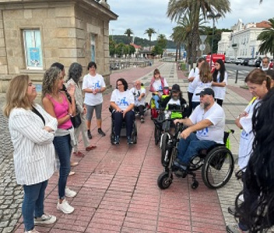 Momento del recorrido de Martina Aneiros con la asociación ASCM de un tramo de la peregrinación inclusiva a Santo André de Teixido (Fuente: Xunta de Galicia)