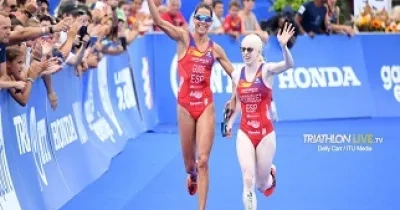 Susana Rodríguez tras ganar el Mundial de triatlón de 2019 junto a su guía, Paula García (Fuente: Comité Paralímpico Español)