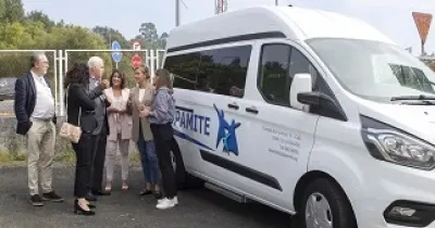 La consejera de Política Social y Juventud de la Xunta, Fabiola García, durante su visita a la asociación Aspamide de Teo (A Coruña), junto a uno de los vehículos adaptados que ha recibido (Fuente: Europa Press)