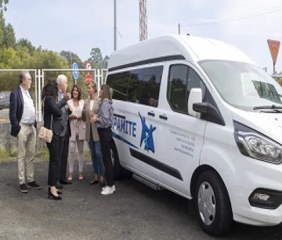 La consejera de Política Social y Juventud de la Xunta, Fabiola García, durante su visita a la asociación Aspamide de Teo (A Coruña), junto a uno de los vehículos adaptados que ha recibido (Fuente: Europa Press)