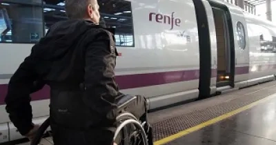Una persona en silla de ruedas a punto de coger un AVE (Fuente: Servimedia)