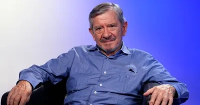 Enrique Barón Crespo, expresidente del Parlamento Europeo, sentado en un sillón durante una entrevista de la serie audiovisual «El Sillón de la Europa Social» impulsada por el CERMI.