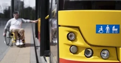 Una persona en silla de ruedas sube a un autobús adaptado (Fuente: Servimedia)