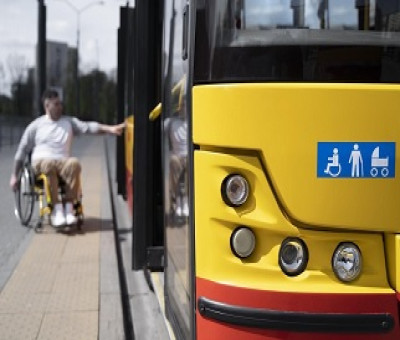 Una persona en silla de ruedas sube a un autobús adaptado (Fuente: Servimedia)