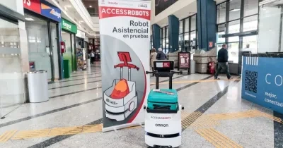 robot en la estación de autobuses de Oviedo, durante una sesión de pruebas con usuarios