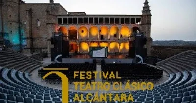 Banner con el logotipo y el recinto donde se celebra el Festival de Teatro Clásico de Alcántara