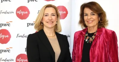 Ambas presidentas en el fotocall de las entidades