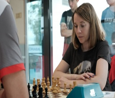 Una de las personas ajedrecistas ciegas junto al tablero (Fuente: ONCE)