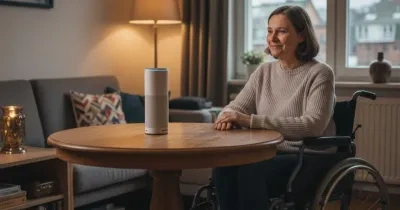 Foto generada con IA en la que se ve a una mujer usando Alexa