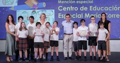 Almeida con los alumnos del concurso de dibujo