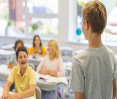 Un alumno con autismo expone ante sus compañeros de clase (Fuente: Servimedia)